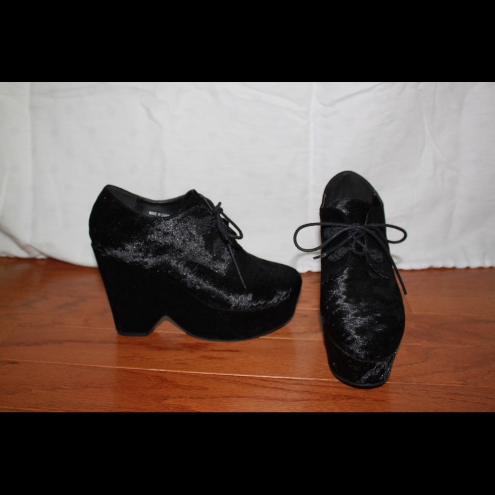 Ecote velvet platform